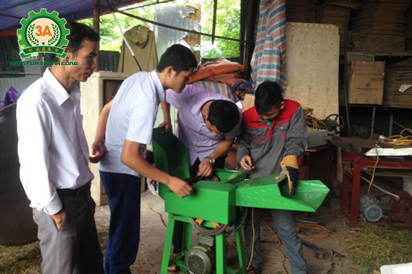 Các cán bộ của 2 tổ hợp tác đang tìm hiểu máy băm cỏ 3A2,2Kw
