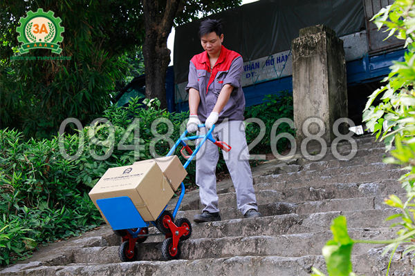 Kĩ thuật viên sử dụng Xe đẩy hàng, leo cầu thang 3A