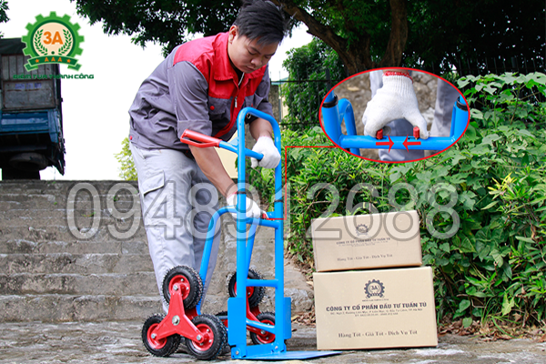 Kỹ thuật viên điều chỉnh chốt điều khiển chiều cao của Xe đẩy hàng, leo cầu thang 3A