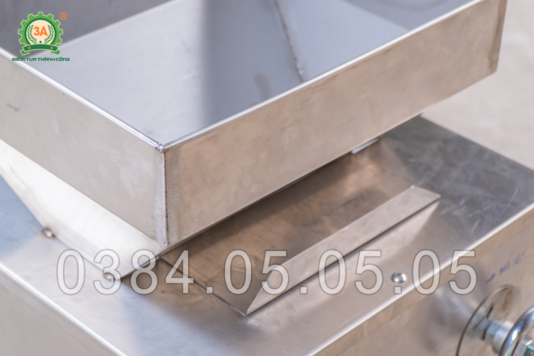 Phễu chứa liệu kích thước 400 x 300 (mm) giúp quá trình nghiền hạt nhanh chóng.